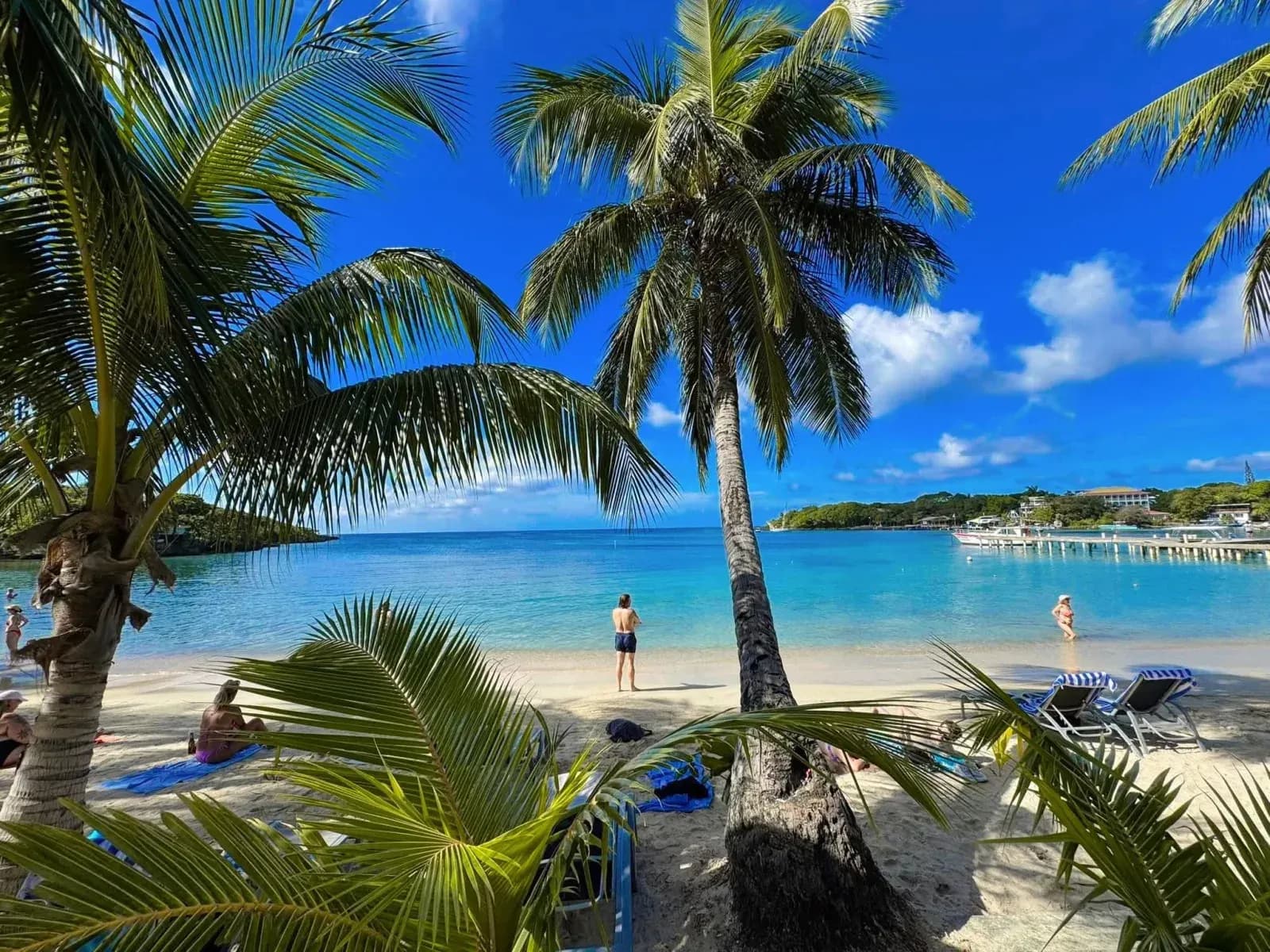 Tropical bay and turquoise water in Roatán, Honduras